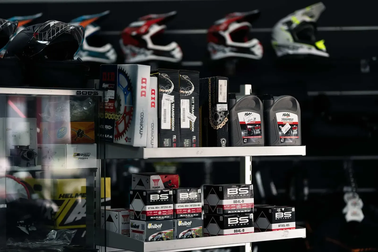 Huiles, batteries et pièces présentées chez SP MOTO 85 à Chantonnay