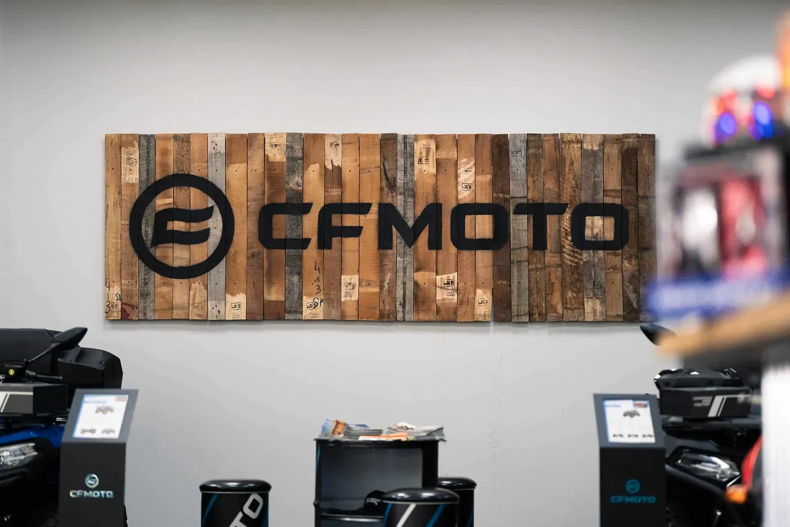 Le comptoir CFMOTO dans la concession SP MOTO 85