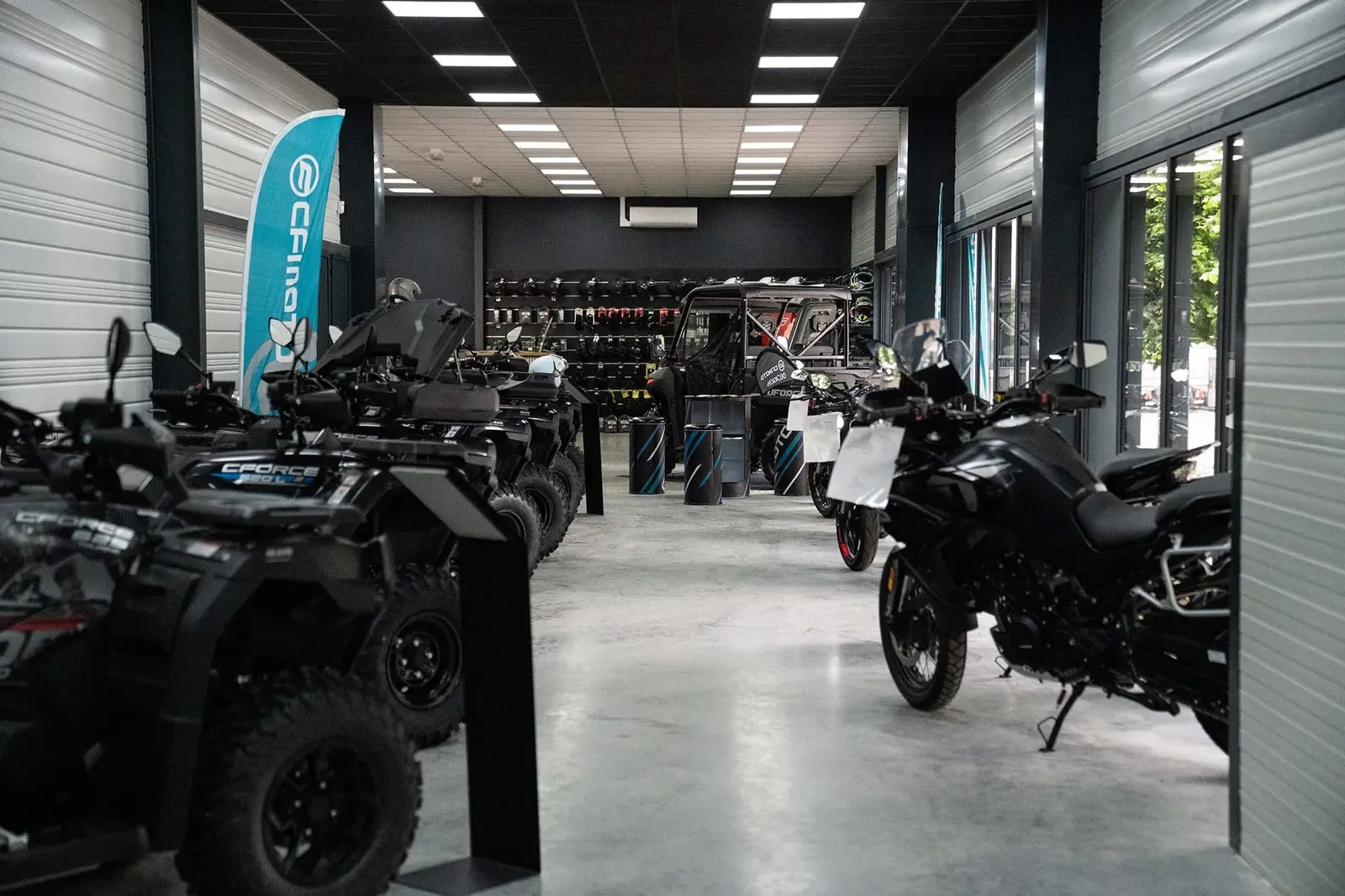 L’allée du showroom SP MOTO 85, entre motos et quads